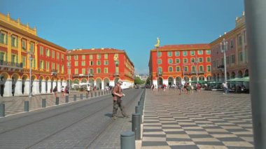 Güzel, FRANCE - 8 Ağustos 2021: birden fazla insanla merkez meydanı, güneşli bir günde klasik binalar. Yavaş çekim