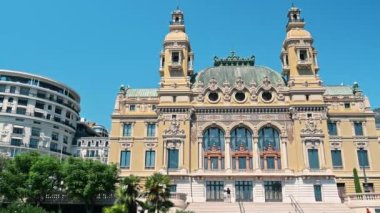 MONACO - 21 AĞUSTOS 2021: Monte-Carlo Kumarhanesinin dışı, önündeki yeşillik