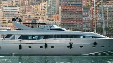 MONACO - 21 AĞUSTOS 2021: Arka planda hareketli yatlı deniz limanı, şehir manzarası