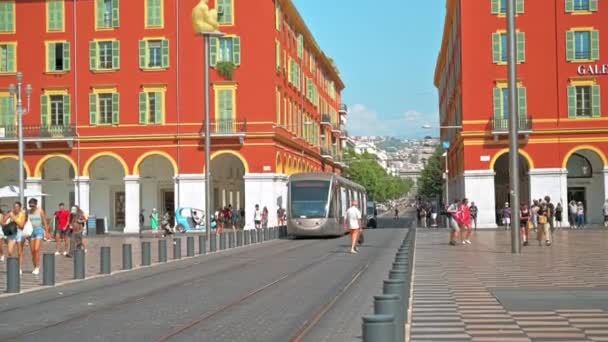 Niza Francia Agosto 2021 Plaza Central Con Varias Personas Tranvía — Vídeo de stock