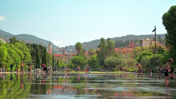 Nice Francja Sierpnia 2021 Plac Centralny Fontanną Dzieci Wieloosobowe Zieleń — Wideo stockowe