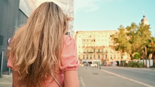 Monako Sokaklarında Yürüyen Sarı Saçlı Beyaz Bir Kadın Yavaş Çekim — Stok video