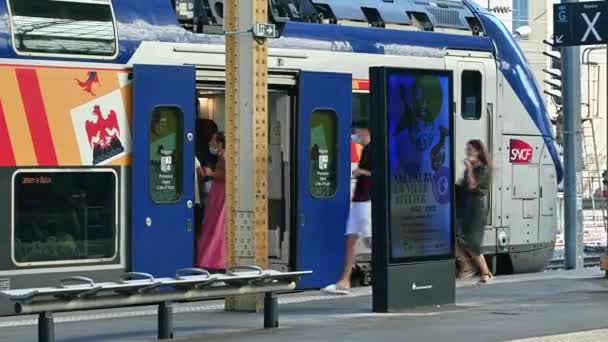 Cannes França Agosto 2021 Pessoas Que Caminham Dentro Trem Estação — Vídeo de Stock