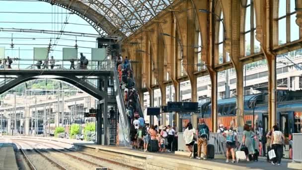 Nice Frankrijk August 2021 Zicht Treinstation Met Veel Mensen — Stockvideo