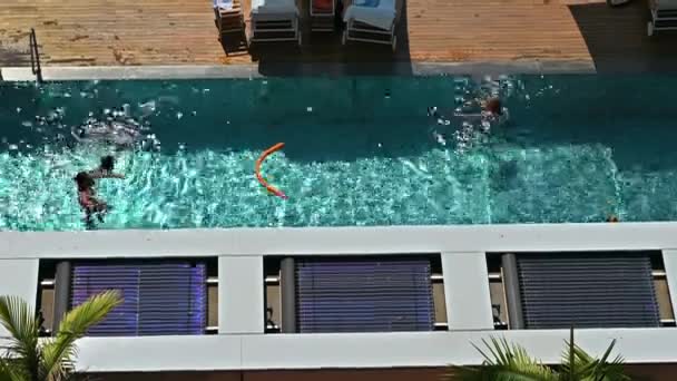 Монако Августа 2021 Года Люди Купаются Бассейне Прозрачной Водой Отеле — стоковое видео