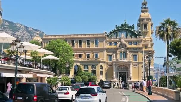 Monaco Серпня 2021 Казино Монте Карло Дорога Людьми Ходять Автомобілі — стокове відео