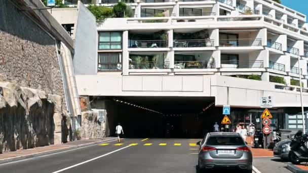 Monaco 2021年8月21日 都市の景観 建物の下のトンネル 歩行者や移動車 — ストック動画