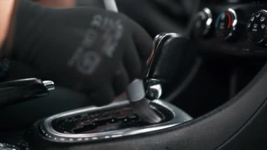 Araba yıkamada temizlikçiyim. Şanzıman kutusunu fırça ve kimyasal solüsyonla temizliyorum. Yavaş çekim