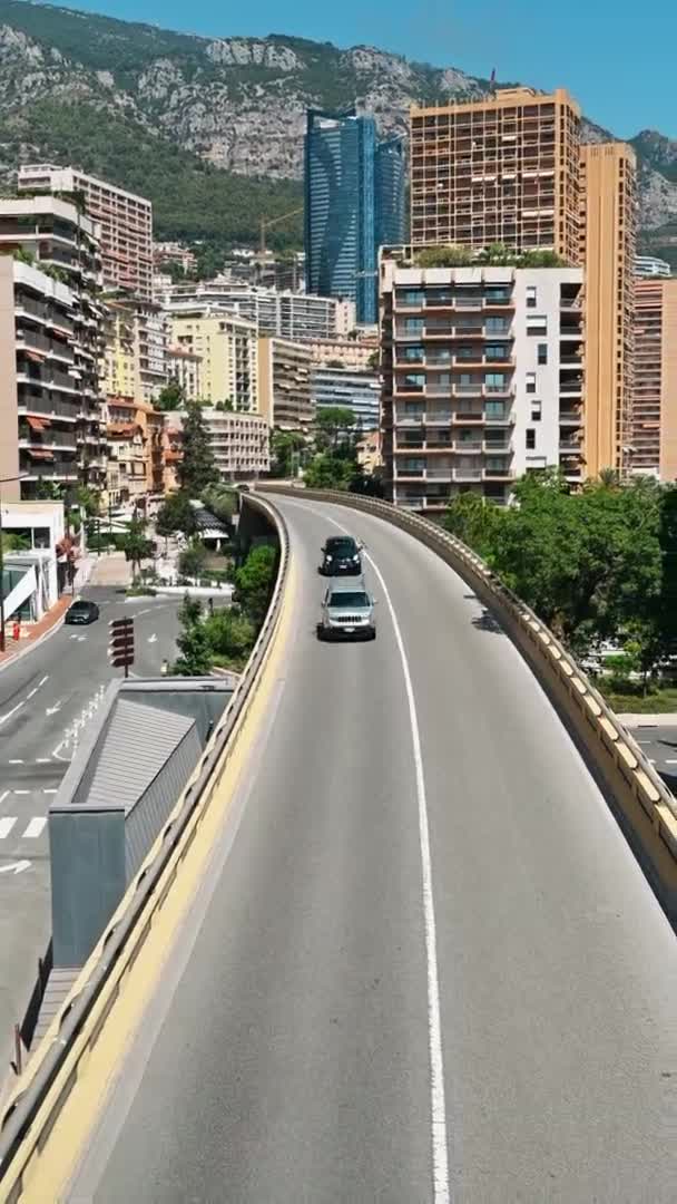 Monaco 2021年8月21日 都市の景観 移動車 背景の丘と橋 — ストック動画