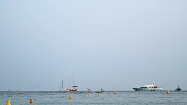 法国戛纳的地中海海岸 有漂浮的游艇和日落时的船只 — 图库视频影像