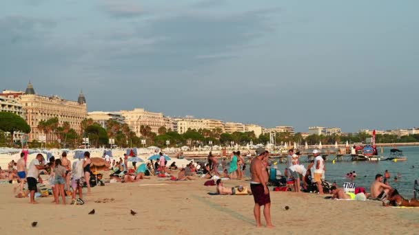 Cannes Francia Agosto 2021 Molteplici Persone Riposano Sulla Spiaggia Sulla — Video Stock