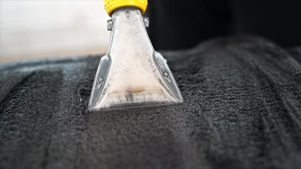 Trabalhar Lavagem Carros Limpeza Tapete Usando Aspirador Profissional Movimento Lento — Vídeo de Stock