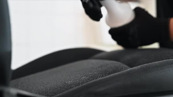 Araba Yıkamada Temizlikçiyim Kimyasal Solüsyonlu Sprey Kullanarak Koltuğu Temizlemek Yavaş — Stok video