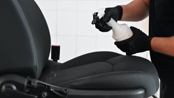 Καθαρίστρια Στο Πλυντήριο Αυτοκινήτων Καθαρισμός Καθίσματος Ψεκασμό Χημικό Διάλυμα Αργή — Αρχείο Βίντεο