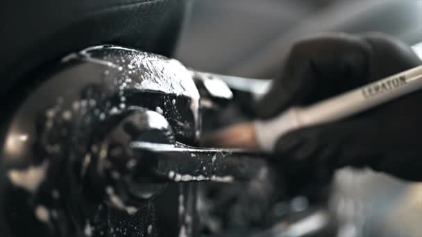 Chisinau Moldova Septiembre 2021 Trabajando Limpiador Lavado Autos Limpieza Puerta — Vídeo de stock