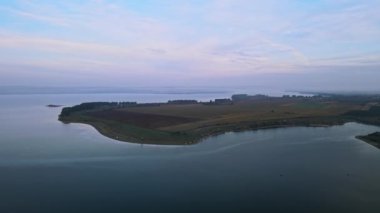 Moldova 'daki Duruitoarea doğal rezervasyonunun hava aracı görüntüsü. Nehir ve sis havada, tarlalarda