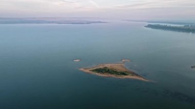 Moldova 'daki Duruitoarea doğal rezervasyonunun hava aracı görüntüsü. Küçük adalı nehir, havada sis.