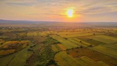 Gün batımında Moldova 'da doğanın insansız hava aracı görüntüsü. Köy, tarlalar ve tepeler