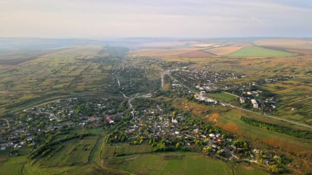Vue Aérienne Par Drone Village Moldavie Bâtiments Résidentiels Verdure Champs — Video