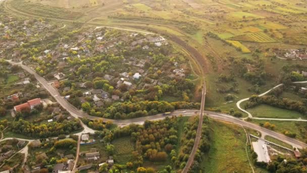 Vista Aérea Del Pueblo Moldavia Edificios Residenciales Zonas Verdes Carretera — Vídeos de Stock