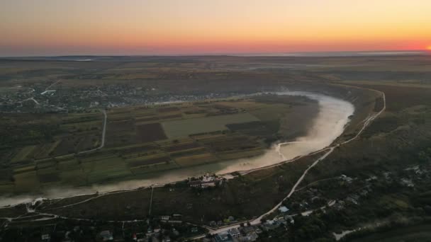 Gün Batımında Eski Orhei Nin Hava Aracı Görüntüsü Nehir Sisli — Stok video