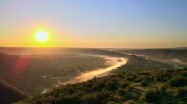Gün batımında Eski Orhei 'nin hava aracı görüntüsü. Nehir ve sisli vadi, köy ve manastır Moldova 'da bir tepenin üzerinde yer alıyor.