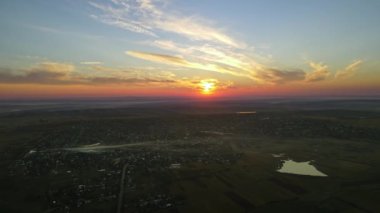 Gün batımında Moldova 'daki köyün insansız hava aracı görüntüsü. Yangınlardan ve geniş alanlardan dumanlar yükseliyor.