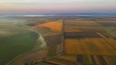 Gün batımında Moldova 'da doğanın insansız hava aracı görüntüsü. Sis ve duman havada, geniş alanlar