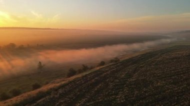 Gün batımında Moldova 'da doğanın insansız hava aracı görüntüsü. Sis ve duman havada, geniş alanlar