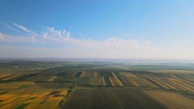 Moldova 'da güneşli havalarda doğanın insansız hava aracı görüntüsü. Geniş alanlar, tepeler ve yollar