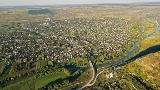 Vista Aérea Pueblo Moldavia Valle Con Río Colinas Campos Moldavia — Vídeos de Stock