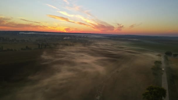 Vista Aérea Drone Aldeia Moldávia Pôr Sol Poucas Colunas Fumaça — Vídeo de Stock