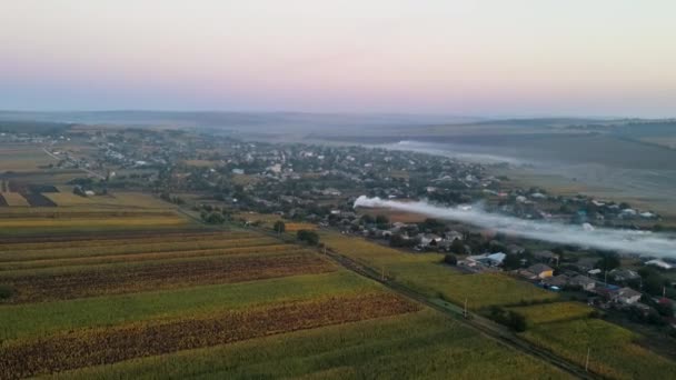 Gün Batımında Moldova Daki Köyün Insansız Hava Aracı Görüntüsü Yangınlardan — Stok video