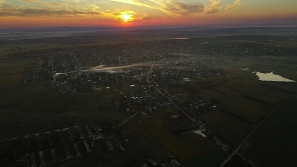 Flygdrönare Utsikt Över Byn Moldavien Vid Solnedgången Några Rader Rök — Stockvideo