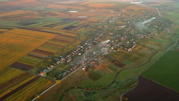 Gün Batımında Moldova Daki Köyün Insansız Hava Aracı Görüntüsü Yangınlardan — Stok video