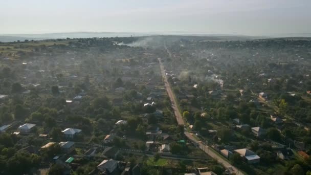 Vista Aérea Del Pueblo Moldavia Pocas Columnas Humo Los Incendios — Vídeo de stock