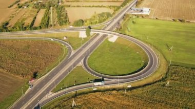 Hareket halindeki arabalar ve doğa, yeşillik, tarlalar ve Moldova 'nın hava aracı görüntüsü