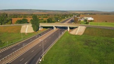 Hareket halindeki arabalar ve doğa, yeşillik, tarlalar ve Moldova 'nın hava aracı görüntüsü