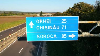 Yol kavşağı yakınında yeşil ve Moldova 'nın çevresindeki hareket eden arabalar ve doğa ile hava aracı görüntüsü.