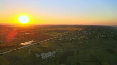 Gün batımında Moldova 'da doğanın insansız hava aracı görüntüsü. Köy, yol, geniş arazi
