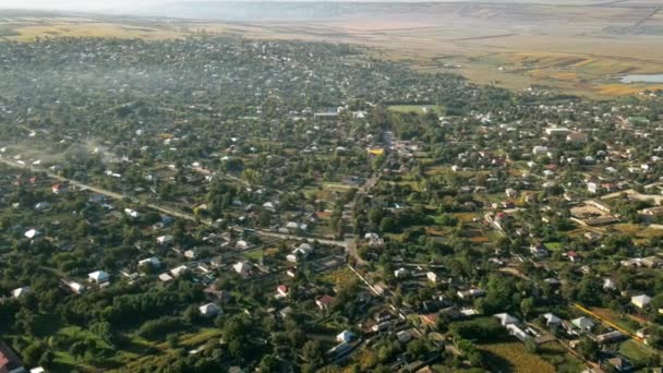 Vista Aérea Del Pueblo Moldavia Edificios Residenciales Zonas Verdes Campos — Vídeos de Stock
