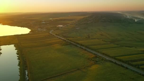 Vista Aérea Naturaleza Moldavia Atardecer Lagos Pueblo Camino Amplios Campos — Vídeos de Stock