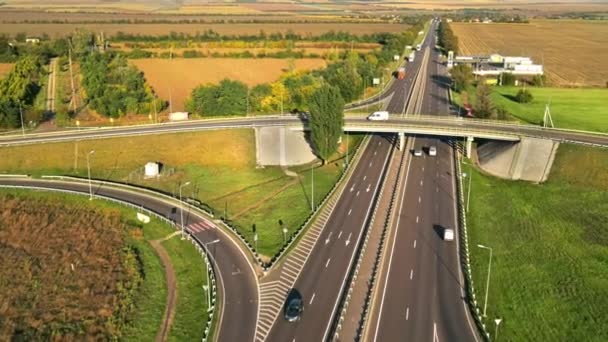 Chisinau Moldova 2021年8月25日 自動車や自然 フィールド モルドバとの道路接合部の空中ドローンビュー — ストック動画