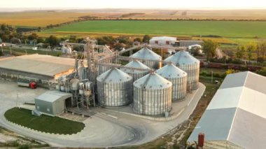 CHISINAU, MOLDOVA - 25 AĞUSTOS 2021: Moldova 'daki bir tesisin gün batımında drone görüntüsü. Köye, yola, tarlalara yakın tanklar