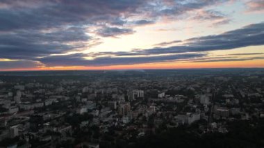 Chisinau 'nun gün batımında hava aracı görüntüsü. Birden fazla binanın, yolların, bereketli ağaçların manzarası. Moldova