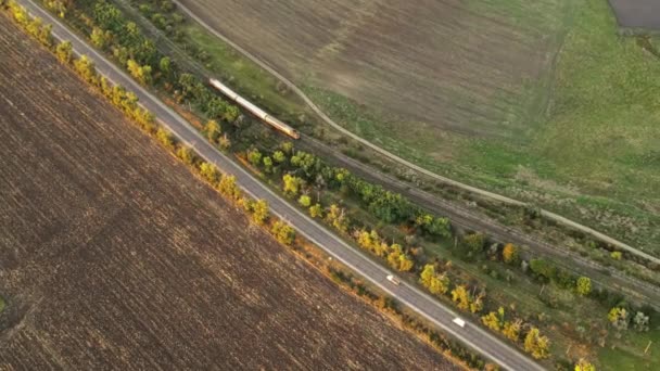 Воздушный Беспилотник Видит Движущийся Поезд Молдове Закате Природа Зелень Поля — стоковое видео