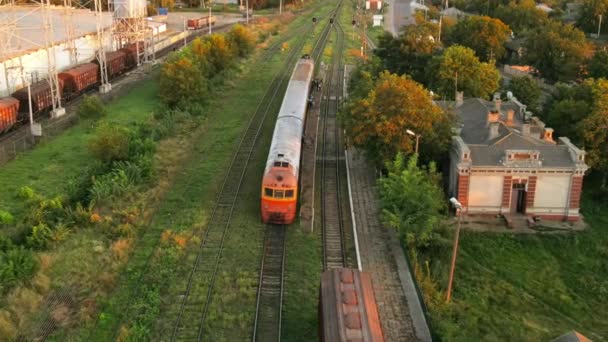 日没時にモルドバの駅で列車の空中ドローンビュー — ストック動画