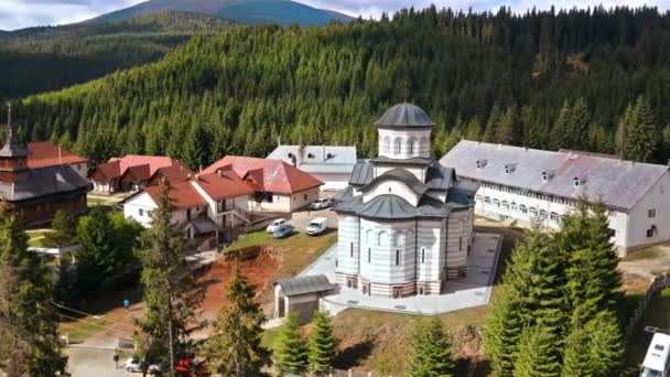 Vista Aérea Del Monasterio Oasa Rumania Iglesias Visitantes Coches Aparcados — Vídeo de stock