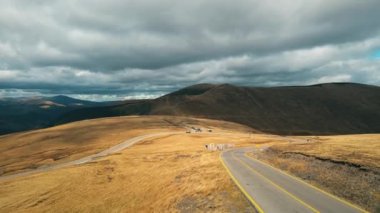 Romanya 'da doğanın insansız hava aracı görüntüsü. Karpat dağları, seyrek bitki örtüsü, arabalı Transalpina yolu.