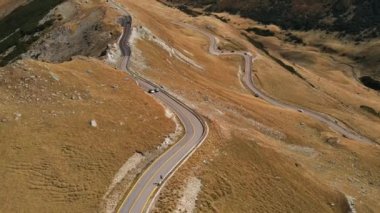 Romanya 'da doğanın insansız hava aracı görüntüsü. Karpat dağları, seyrek bitki örtüsü, arabalı Transalpina yolu.